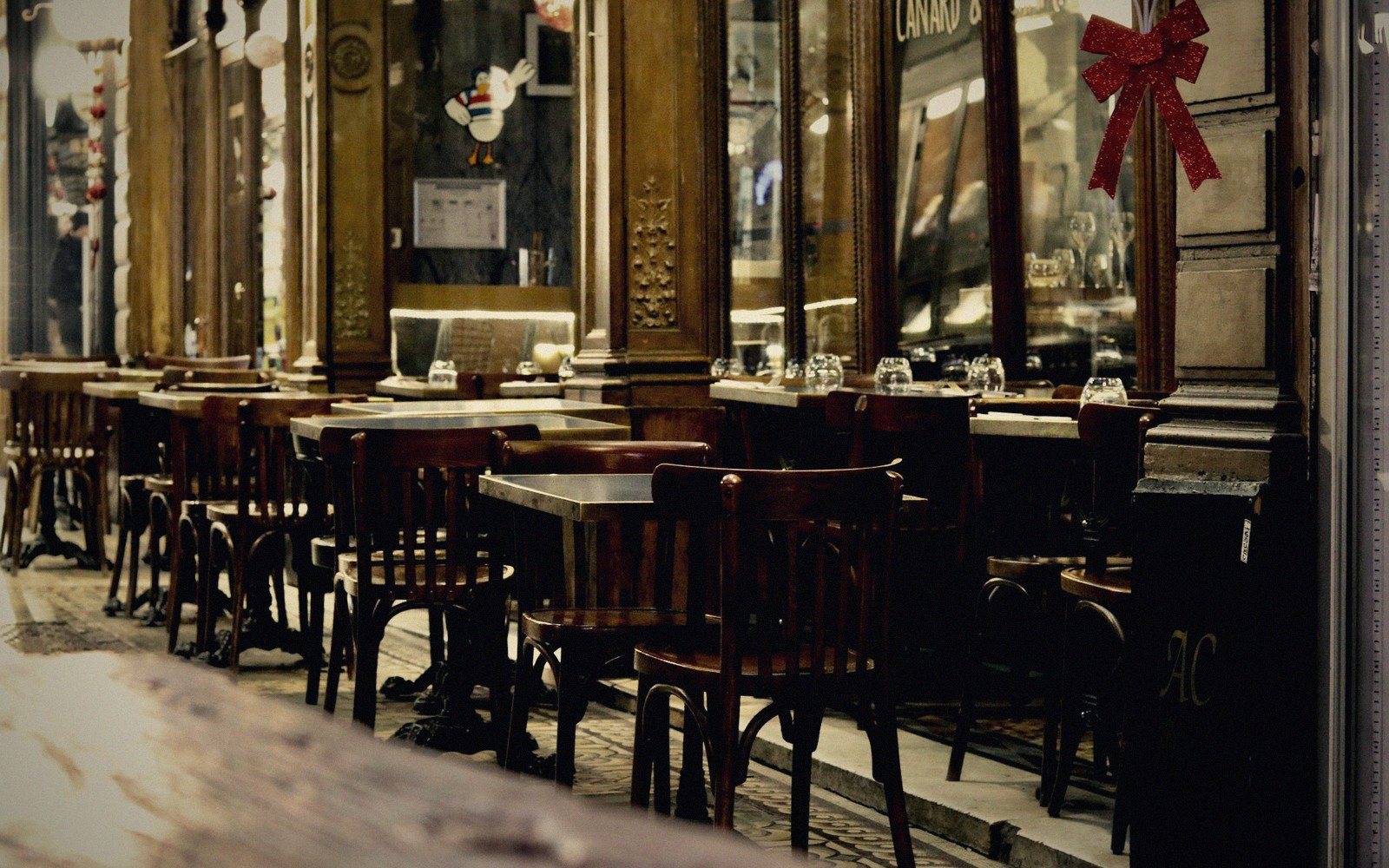 A dim, mirrored Montparnasse café interior